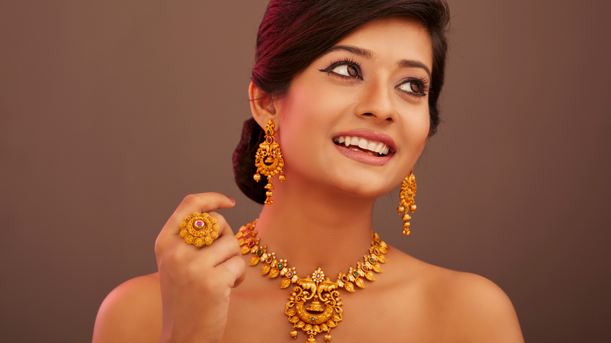 Types of Gold Earrings Suits On a Round Face